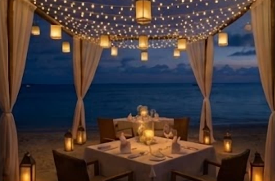 Cena con luces frente al mar